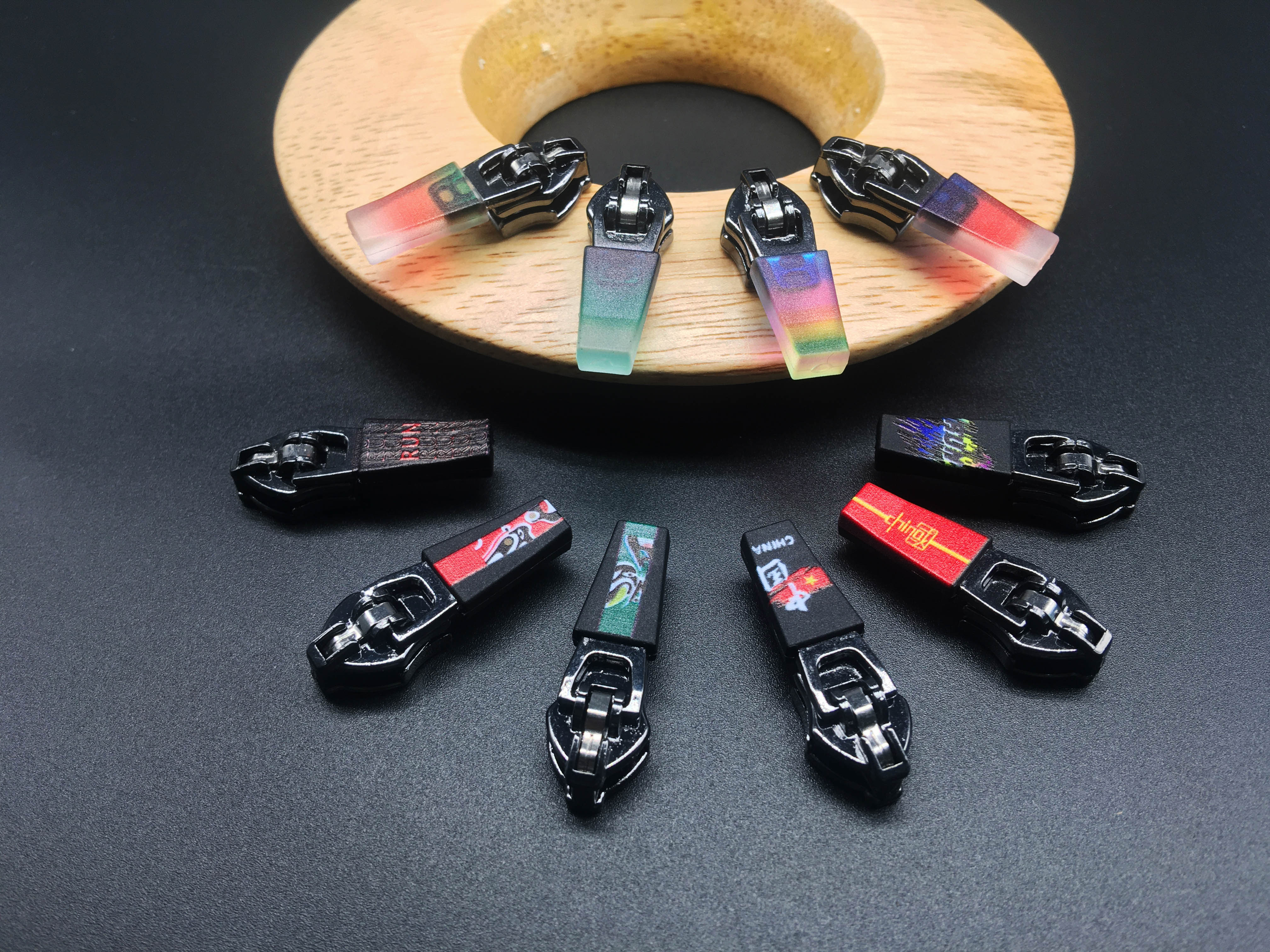 Plastic injection series injection zipper